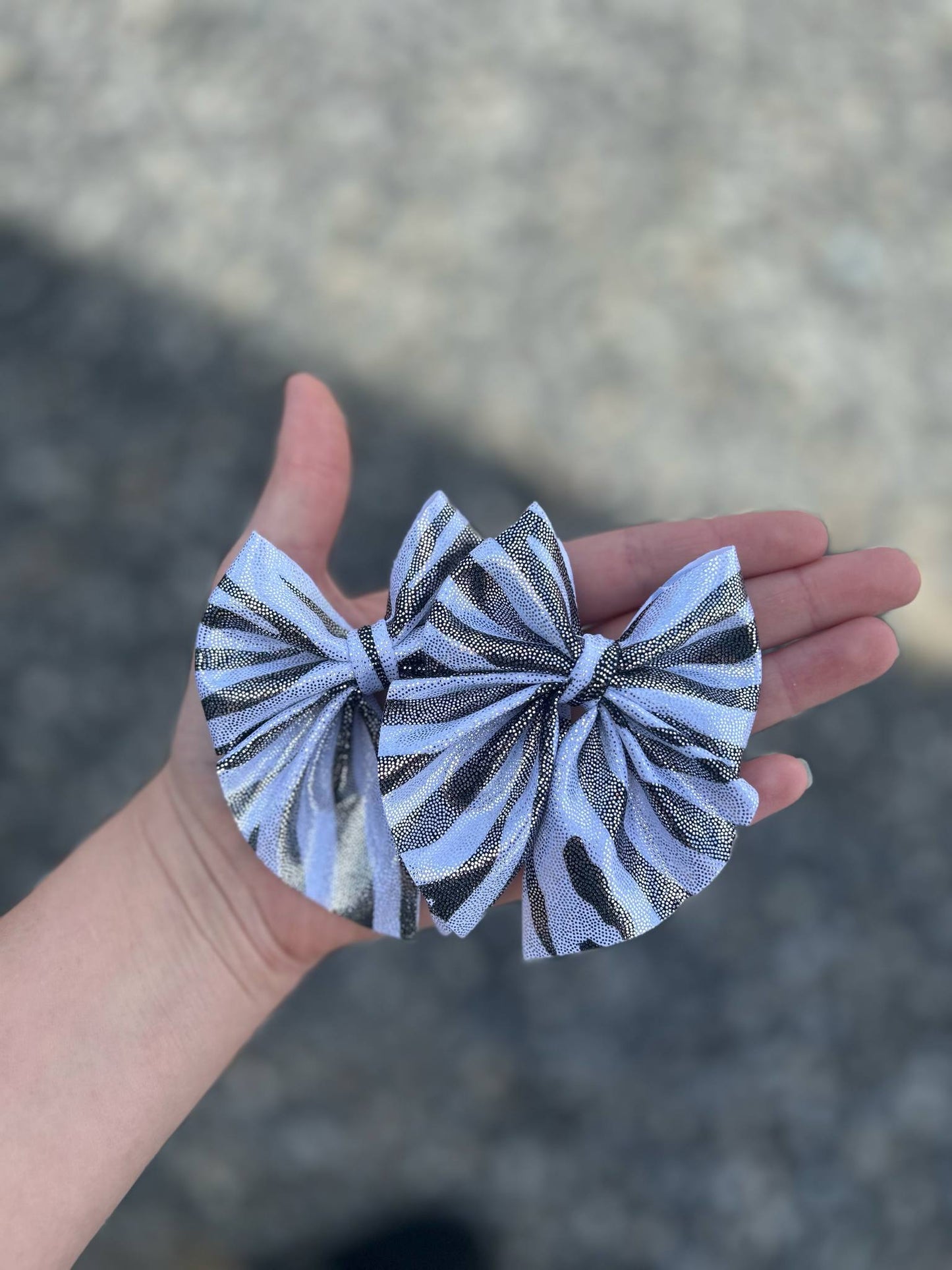 Zebra pint holo bows