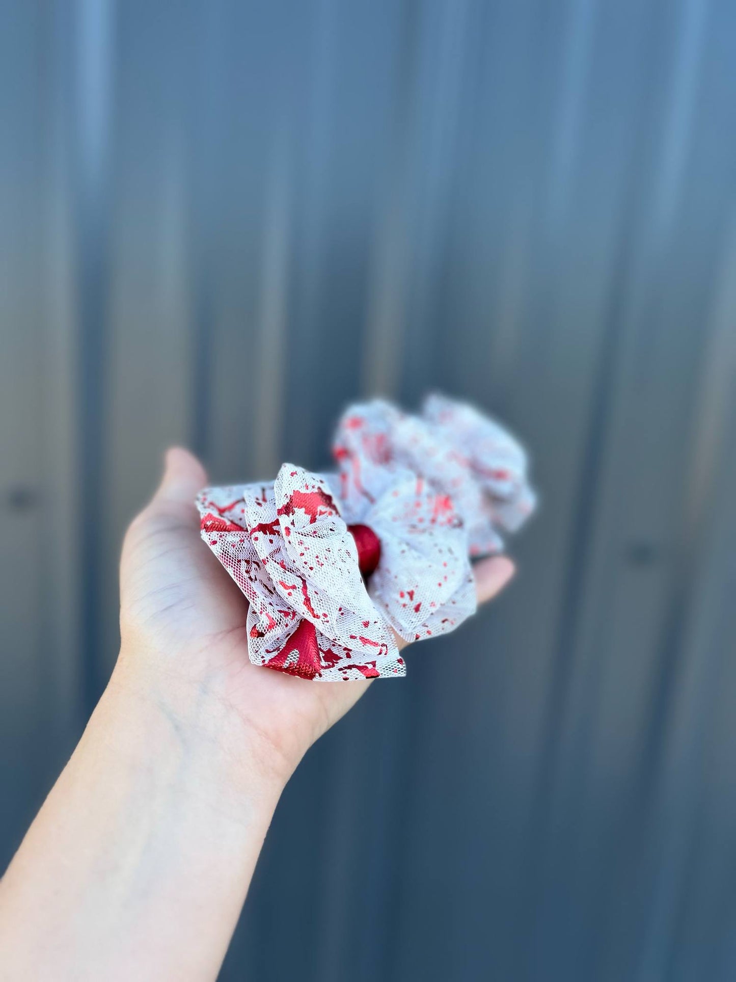 Mesh splatter stacked messy bows